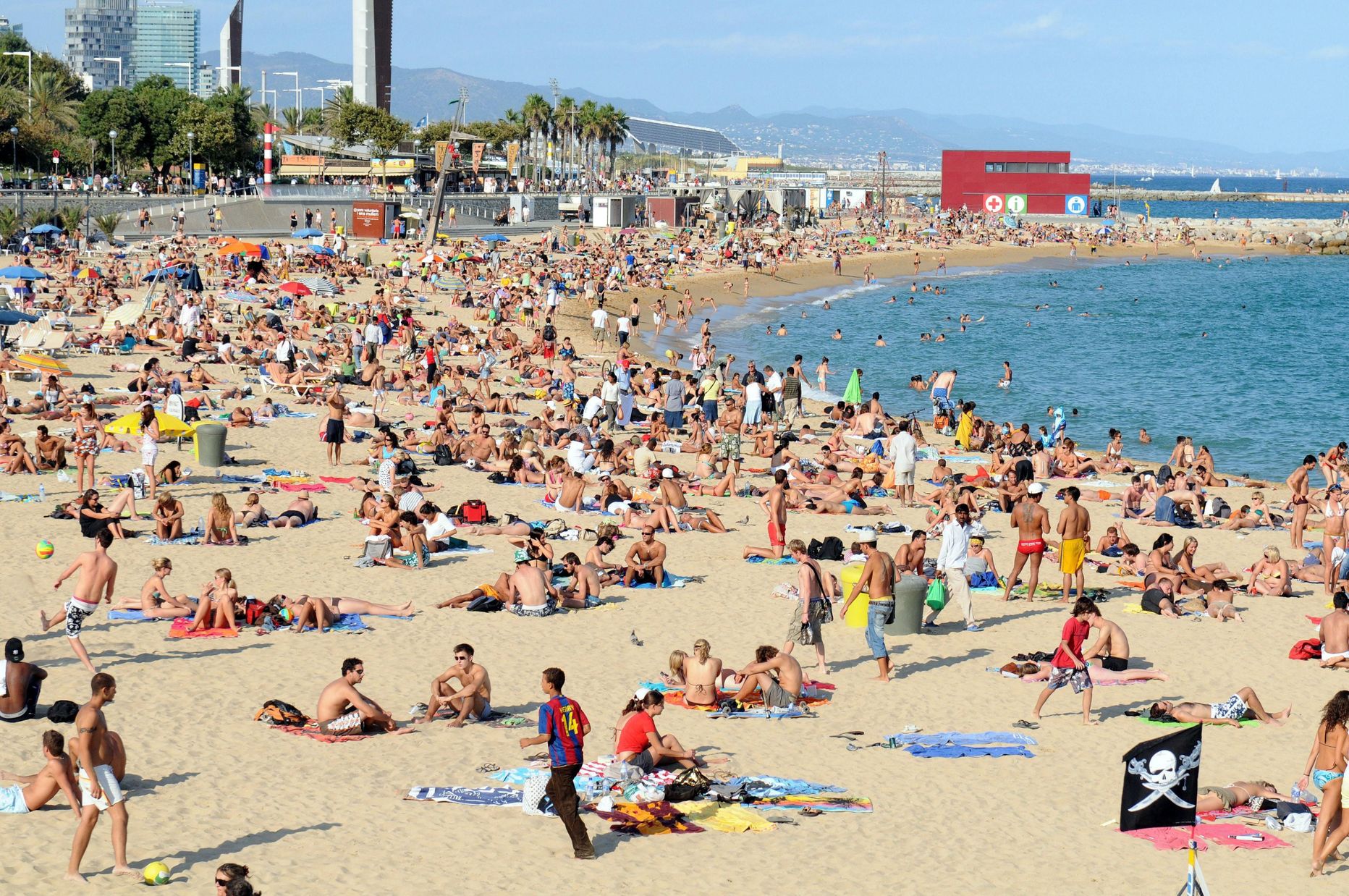 Praegu ülerahvastatud Barcelona rannad võivad tulevikus enamiku turistide jaoks liialt palavaks muutuda.