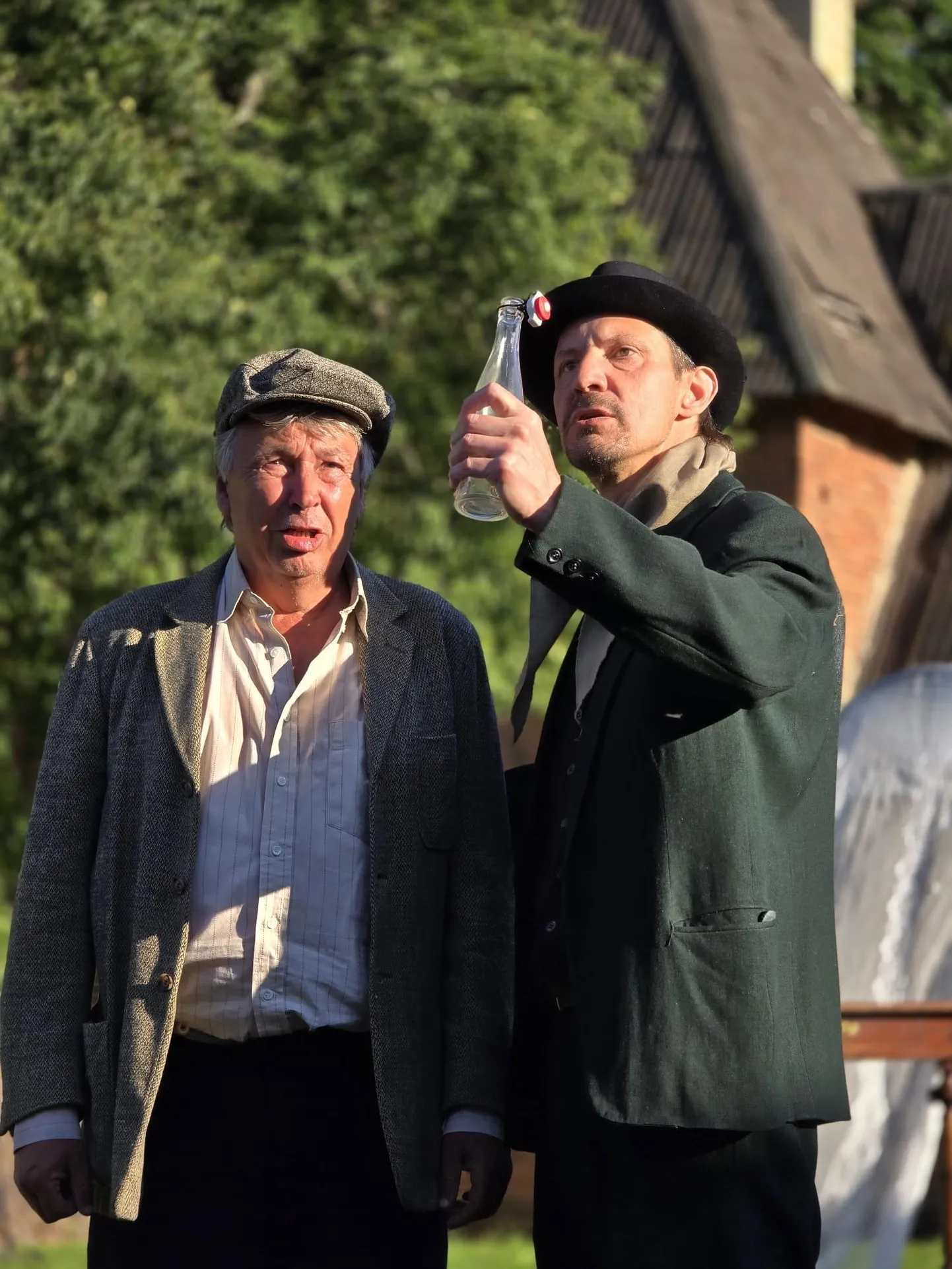 «Öö õigus»: vallavanem Tõnis Rõuk (Eduard Salmistu, vasakul) ja mõisavalitseja Jüri Laugats (Indrek Saar).

on mihklid mõisa paljaksvarastamises.