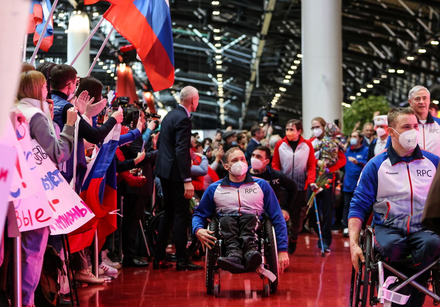 Sel pildil on Venemaa paraolümpialased, kes pidid tänavu Pekingis võistlema, jõudnud kodusesse Moskva Šeremetjevo lennujaama.