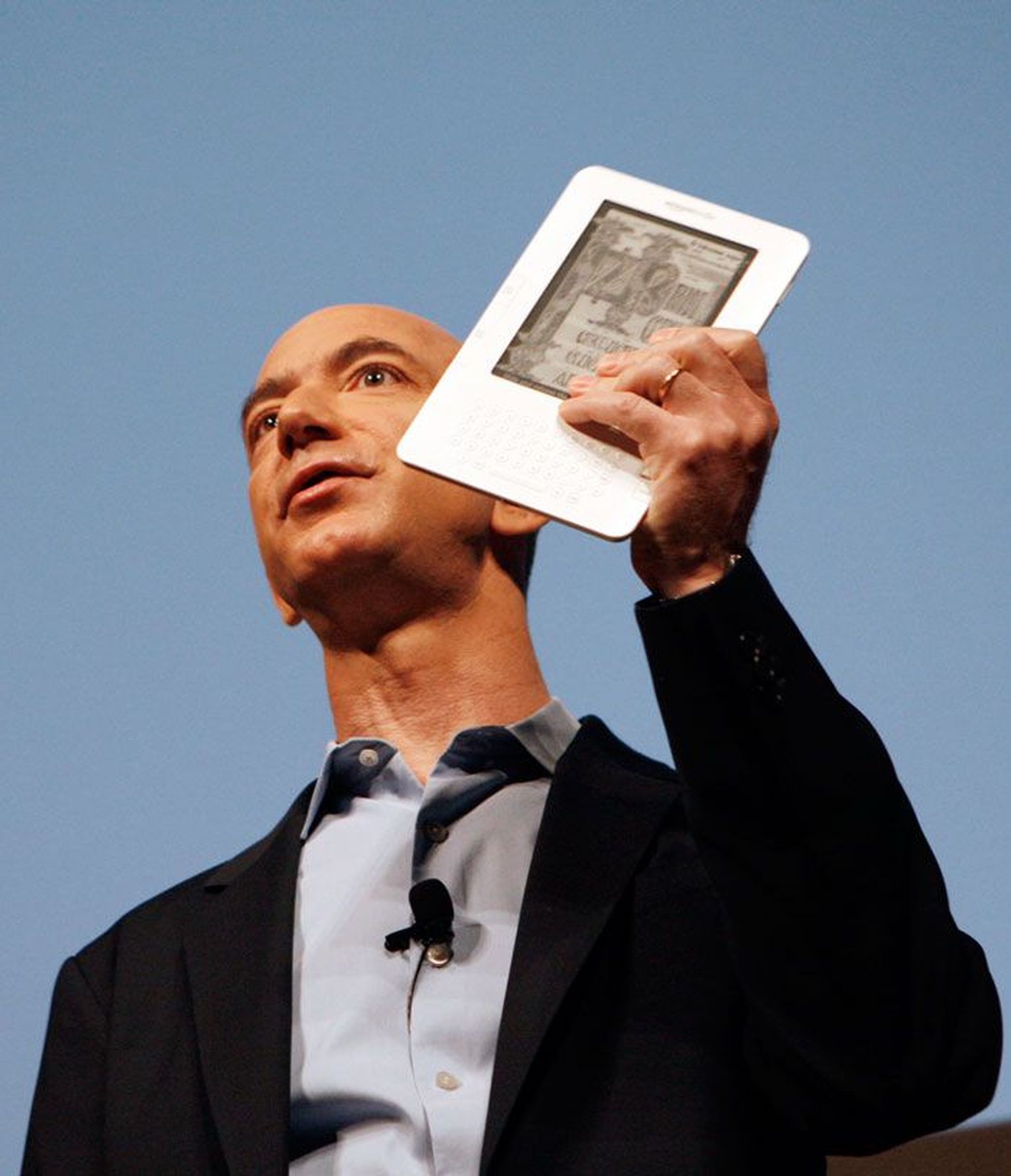 Amazoni tegevjuht Jeff Bezos hoiab käes edukaimat e-raamatulugejat Kindle.