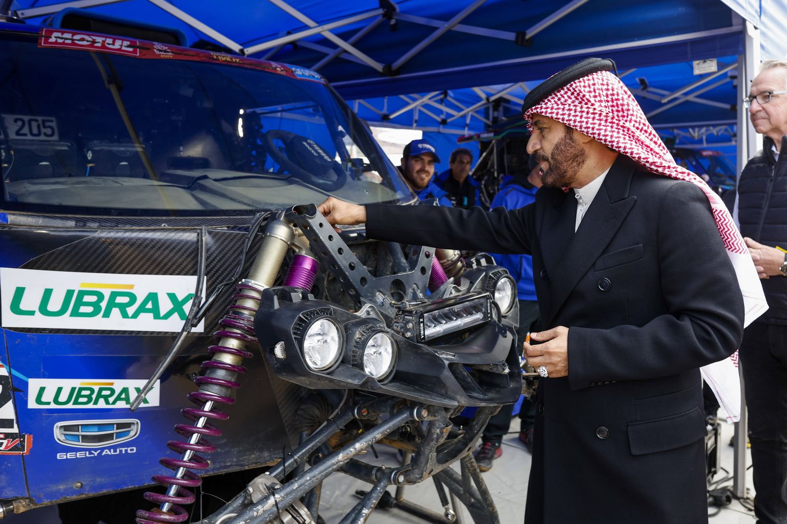 FIA president Mohammed Ben Sulayem esmaspäeval Rijadis Dakari ralli autosid uudistamas.