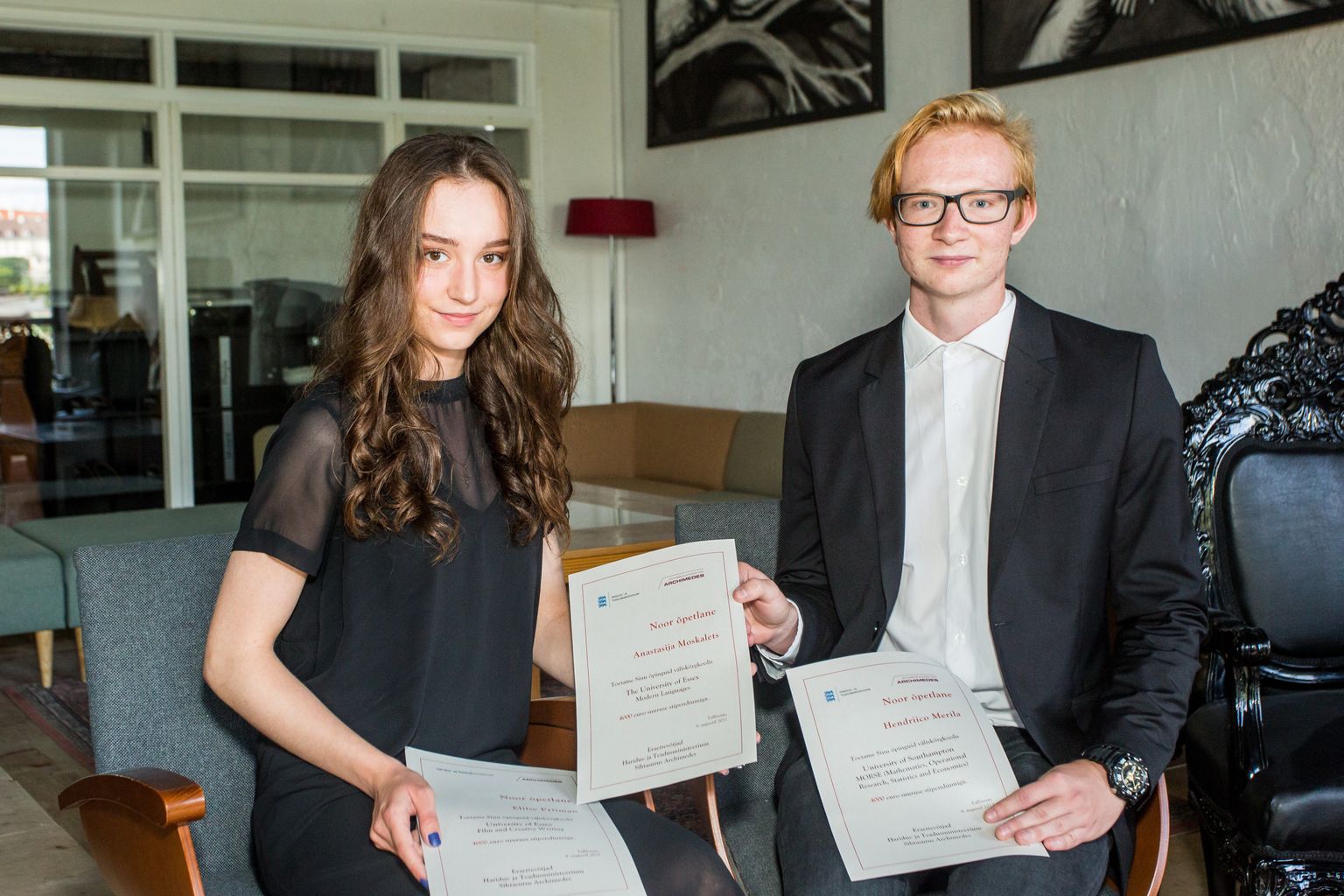 Teiste seas said noore õpetlase stipendiumi pärnakad Anastasija Moskalets (vasakul), Hendriico Merila ja Eliise Priiman.