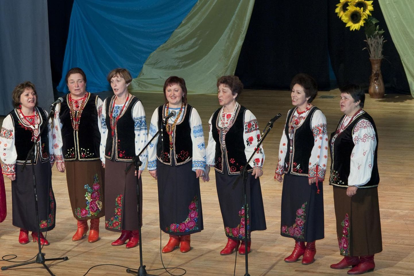 Laulab Sillamäe Vodograi ansambli naisrühm.