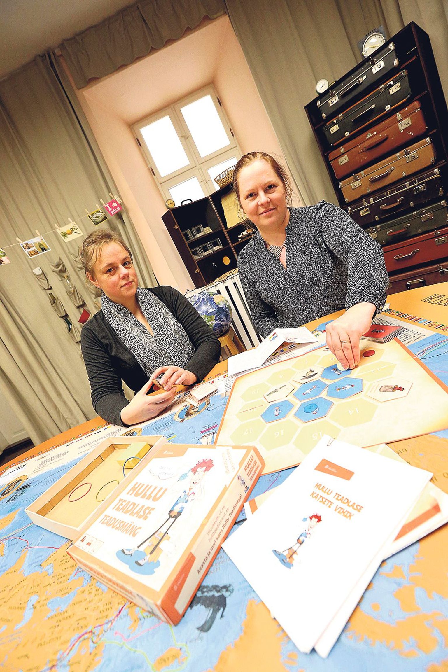 Hullu Teadlase lauamängu idee autorid Külli Sari (vasakul) ja Kadi Karro loodavad, et tänu mängule eelis­­tavad koolilapsed nutiseadmete asemel koos perega mängides lõbusalt aega veeta.