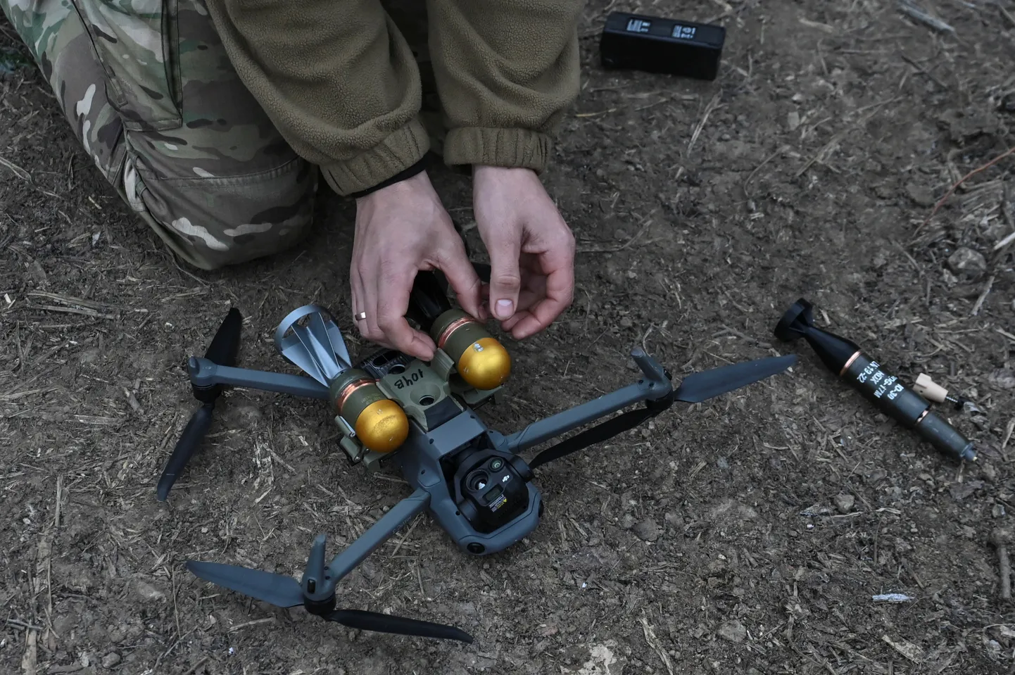 Украинский военный запускает дрон.
