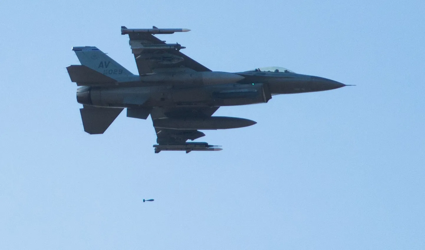 USA hävitajad F-16 harjutasid eile pommi viskamist Kaitseväe keskpolügoonil sihtmärgi pihta.