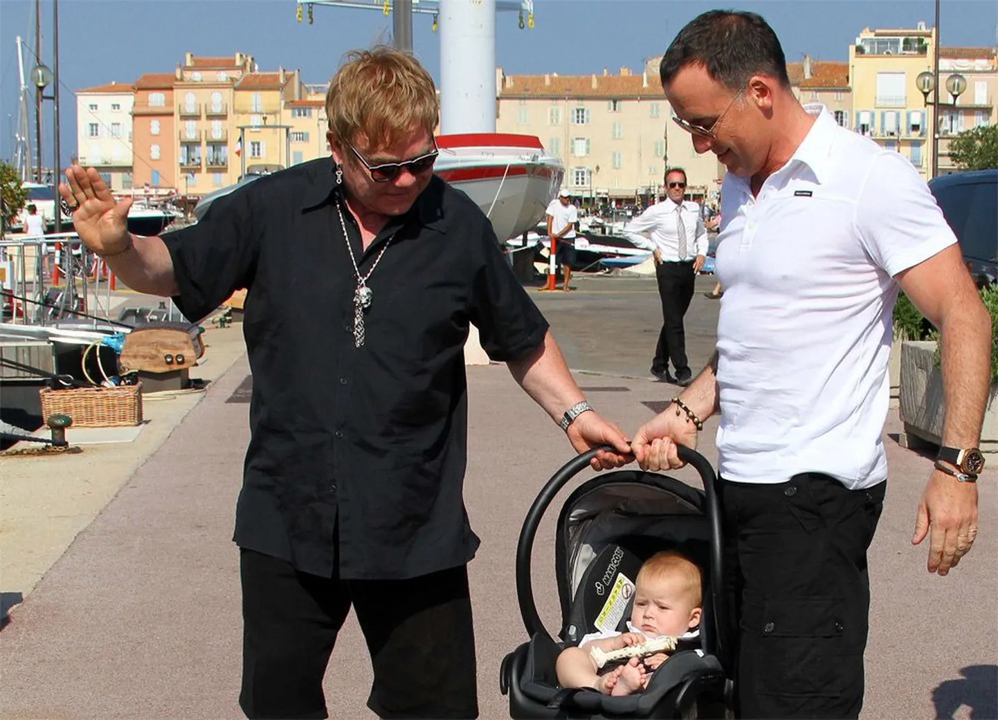 Sir Elton John ja David Furnish 
poja Zacharyga.