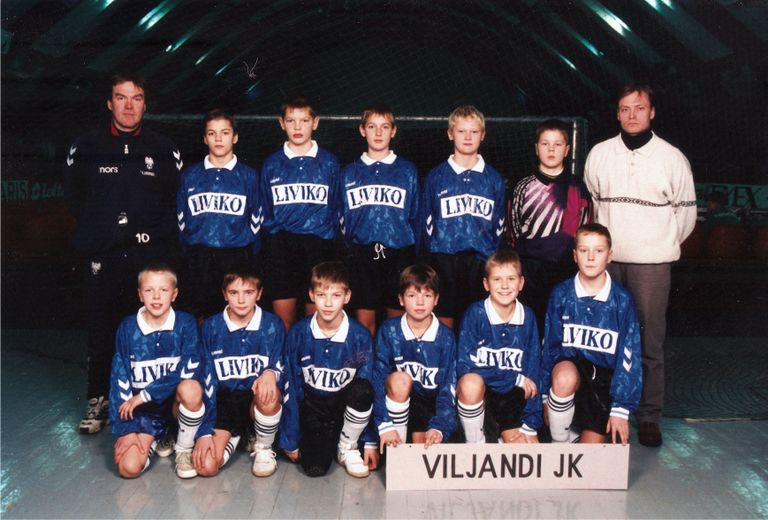 Antud foto on pärit ilmselt 1997. aastast, kui JK Viljandi noorjalgpallurid on treener Aivar Lillevere (paremal) juhendamisel võistlustel. Ragnar Klavan on esimeses reas vasakult kolmas.