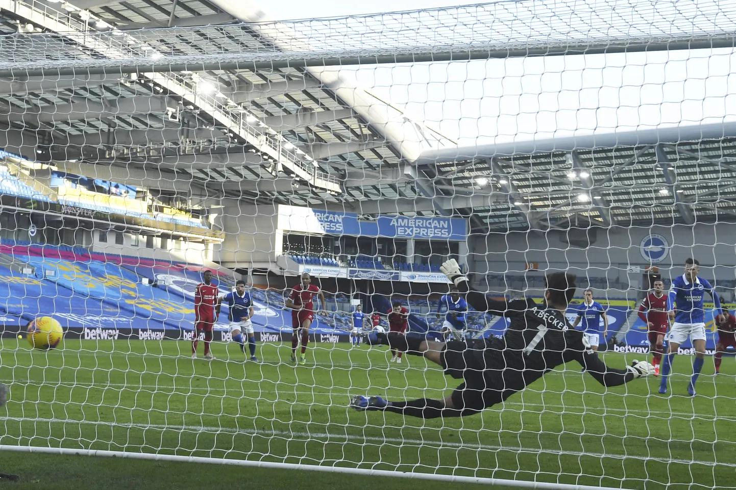 Pascal Gross penaltit realiseerimas.