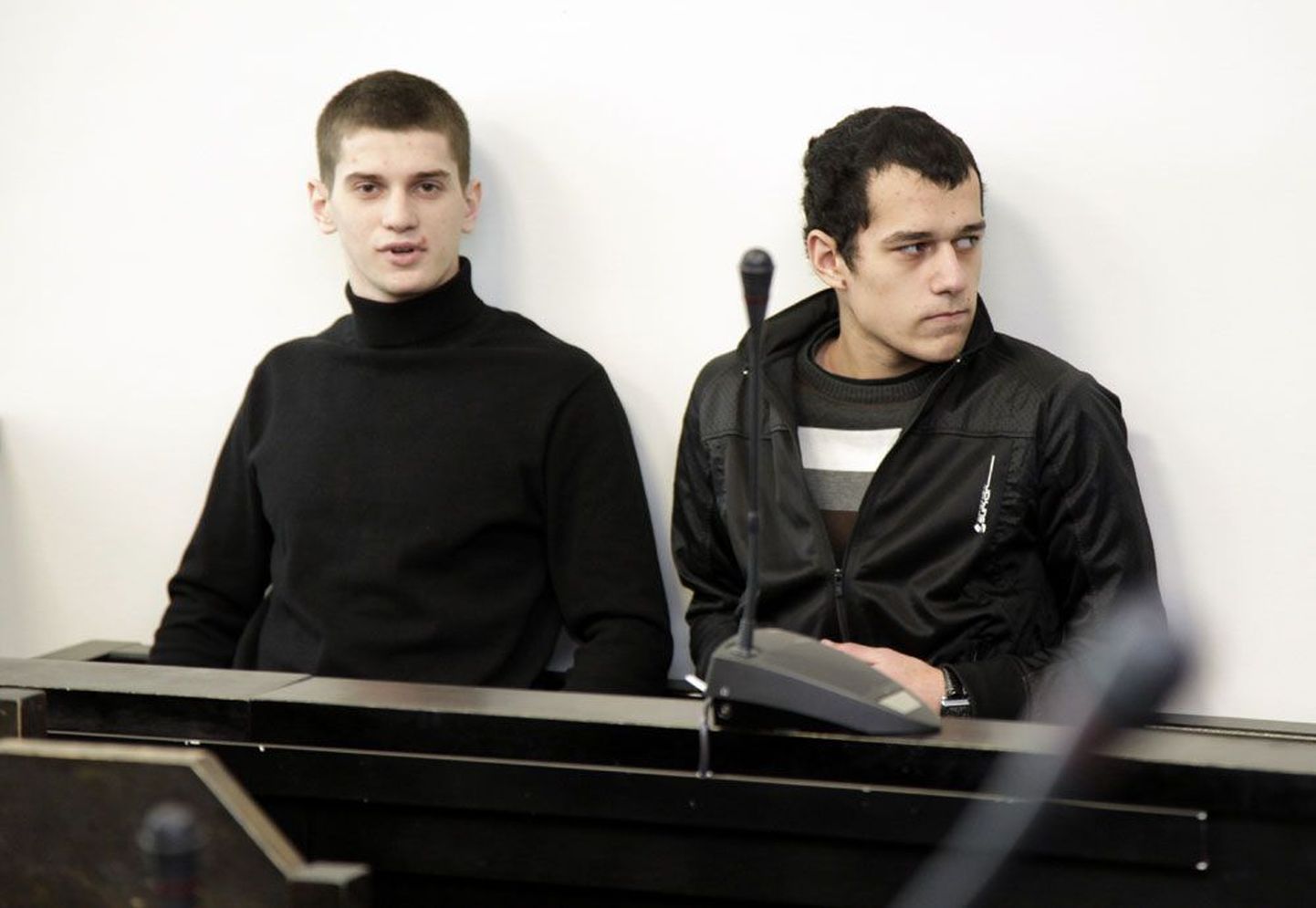 Nikolai Sokolov (vasakul) loodab Edgar Nikulinile, kes oma süüd suurendades üritab sõpra karmimast karistusest säästa.