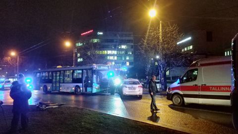 Галерея: на Академия-теэ столкнулись автобус и такси, есть пострадавшие