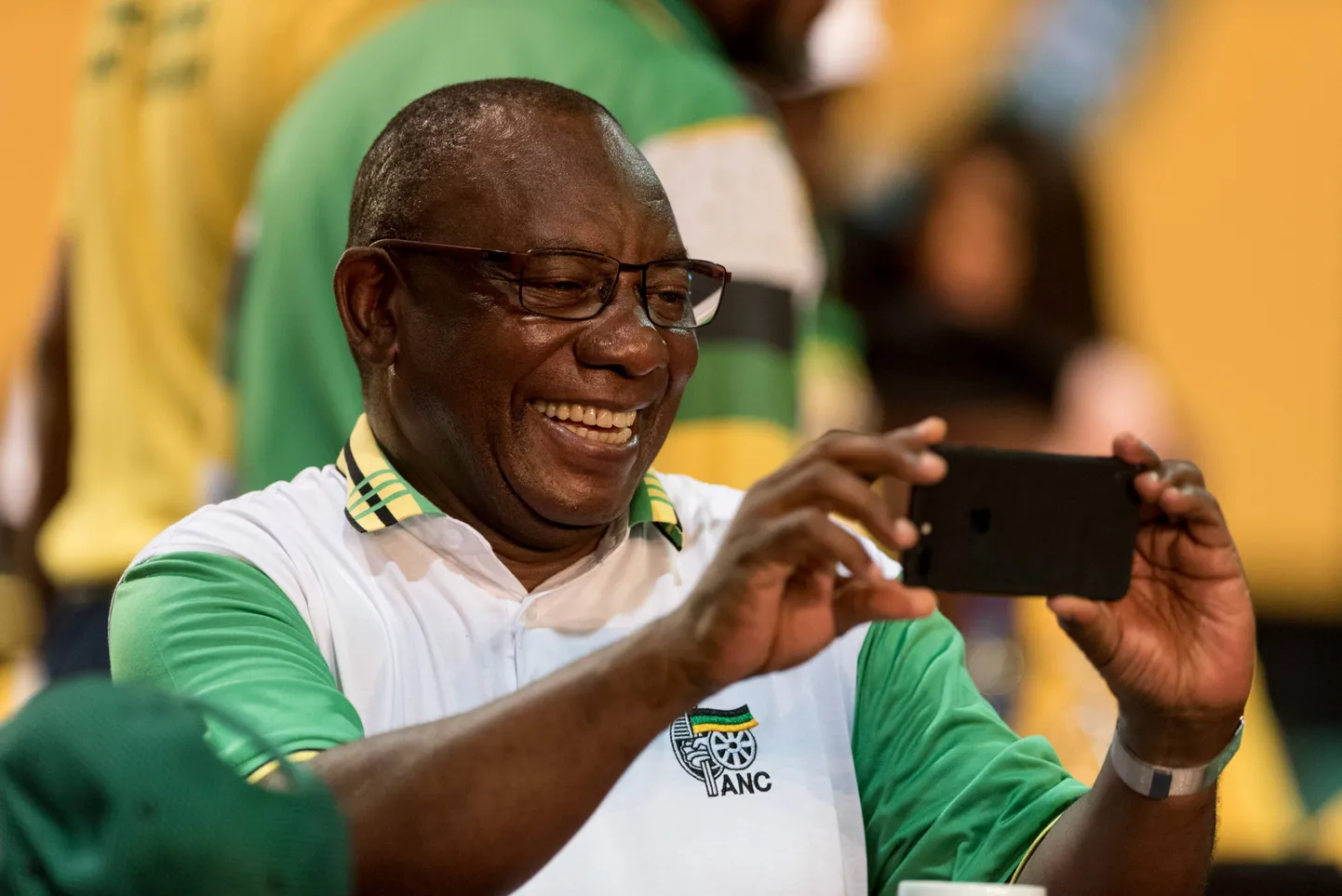 Cyril Ramaphosa rõõmustab edu üle.
