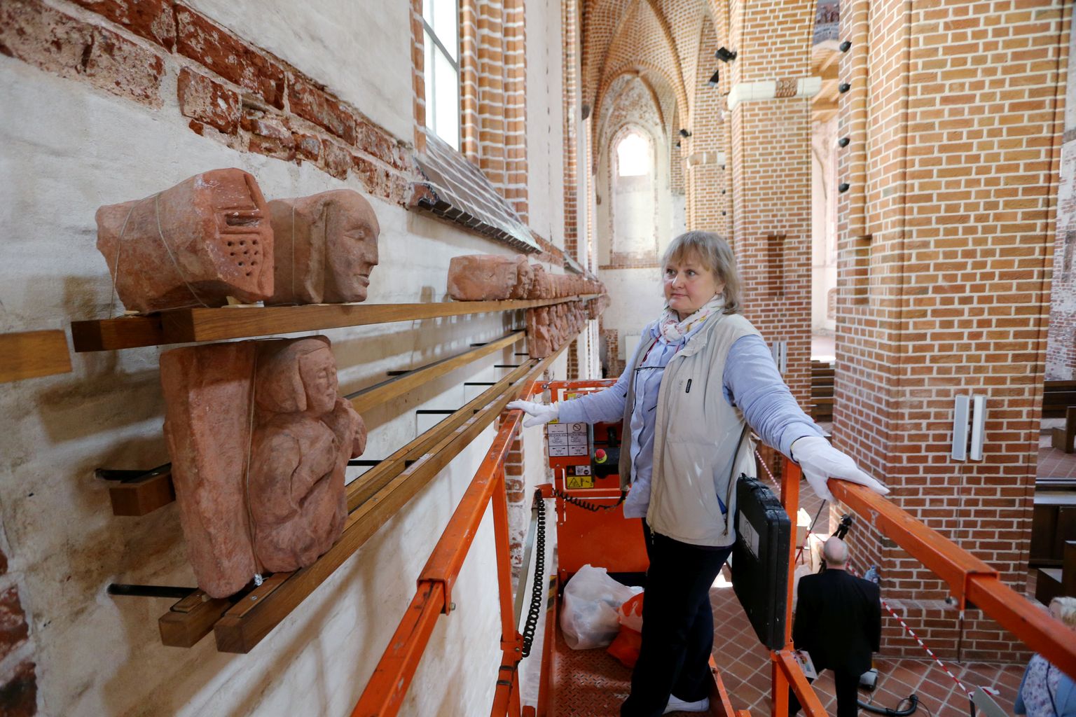 Eve Alttoa kinnitas reedel Jaani kirikus riiulile skulptuurseid päid ja poolfiguure.