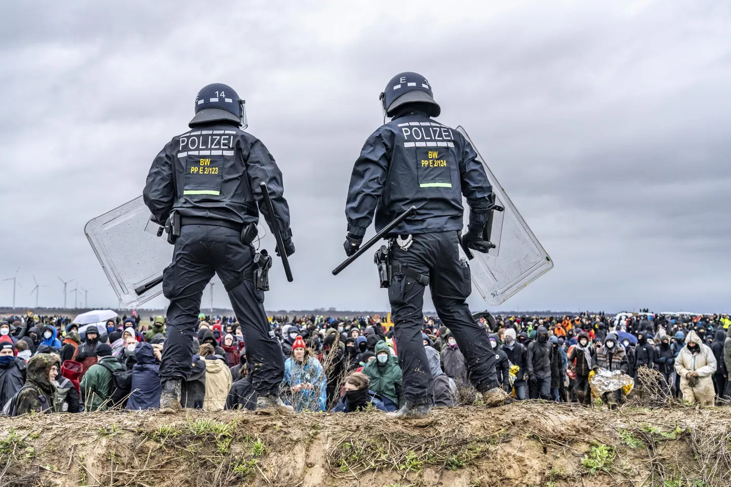 На протестах экоактивистов в Германии пострадали 70 полицейских.