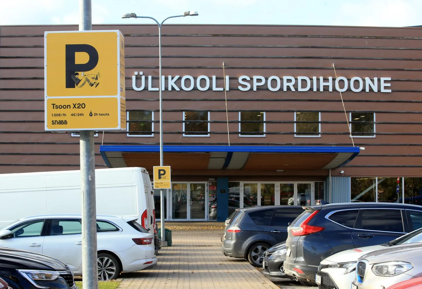 Nüüd käib ülikooli spordihoone parkla ühte rütmi linna B-tsooni parkimisaegadega.