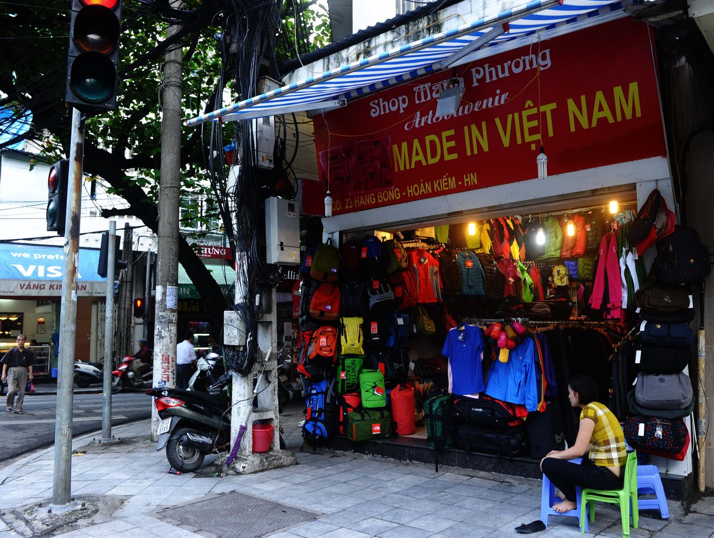 Tarbijate kindlustunne maailmas kasvab tasapisi, ometigi ei taheta näiteks uutele riietele palju kulutada. Pildil rõivamüüja Vietnamis.
