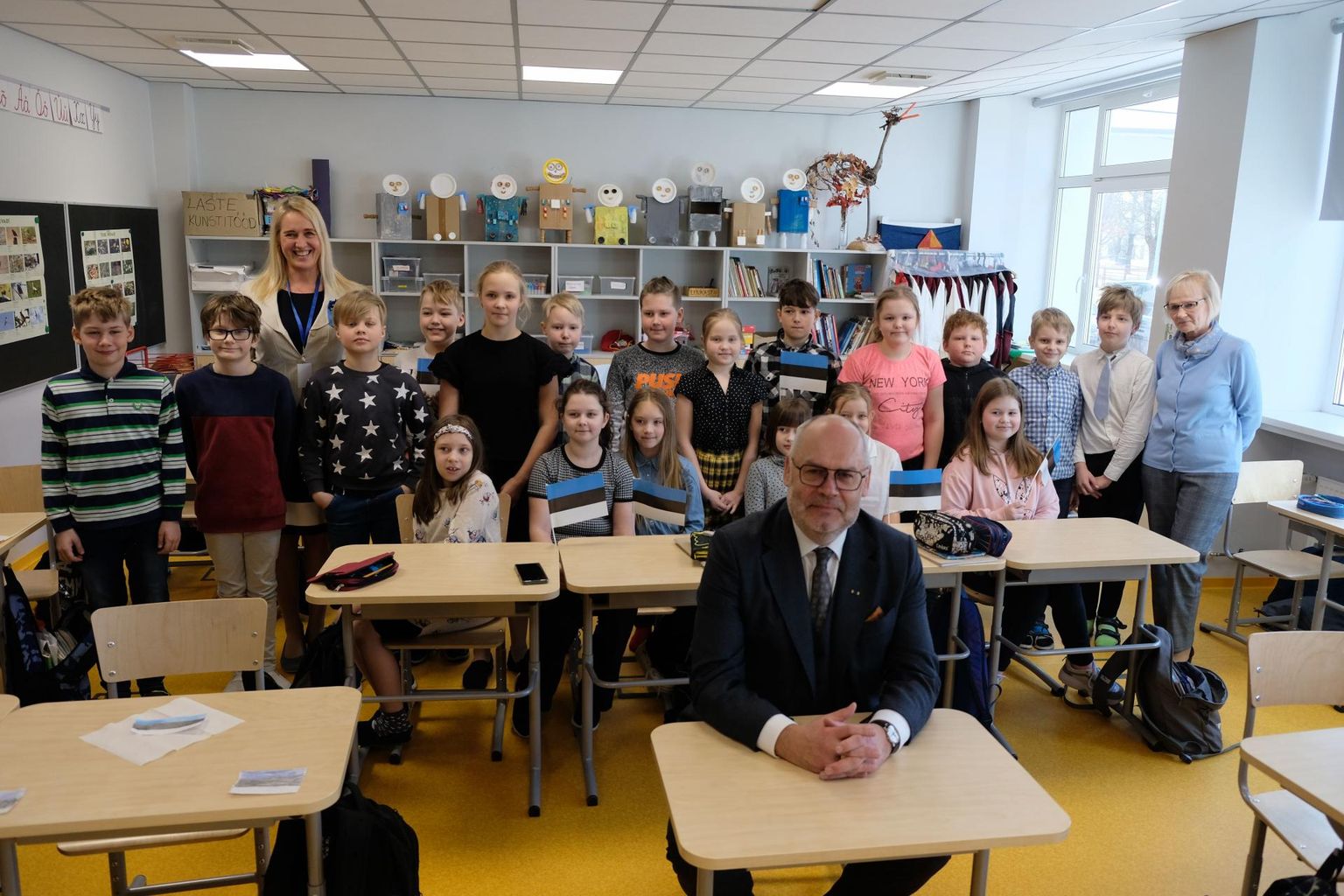 President soovitas külaskäigul Pärnu Tammsaare kooli lastel palju raamatuid lugeda ja pani neile südamele hoolida üksteisest.