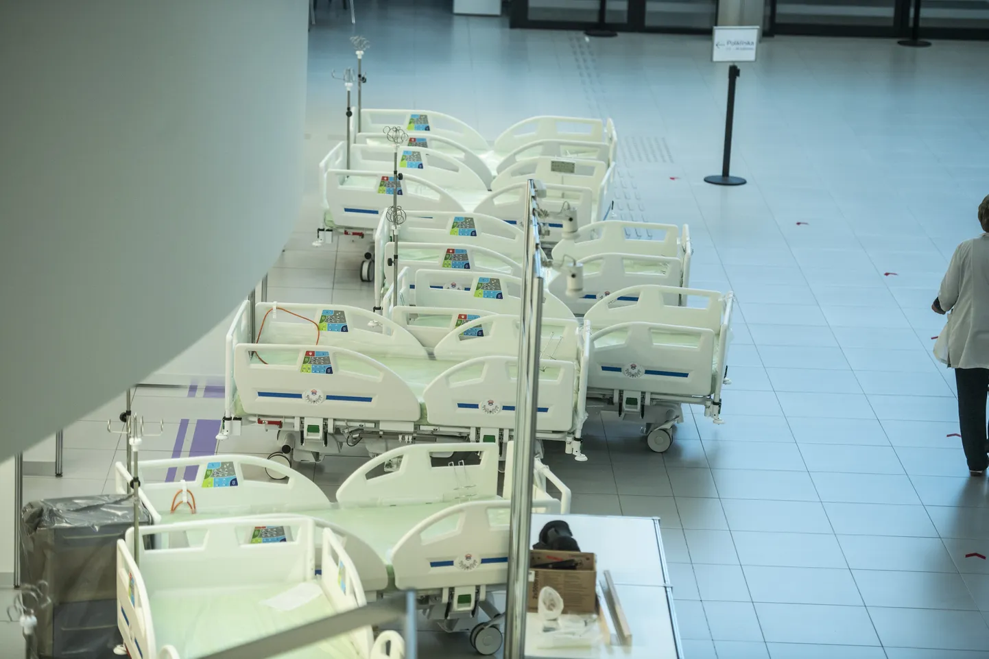 Papildus gultas Stradiņu slimnīcas vestibilā