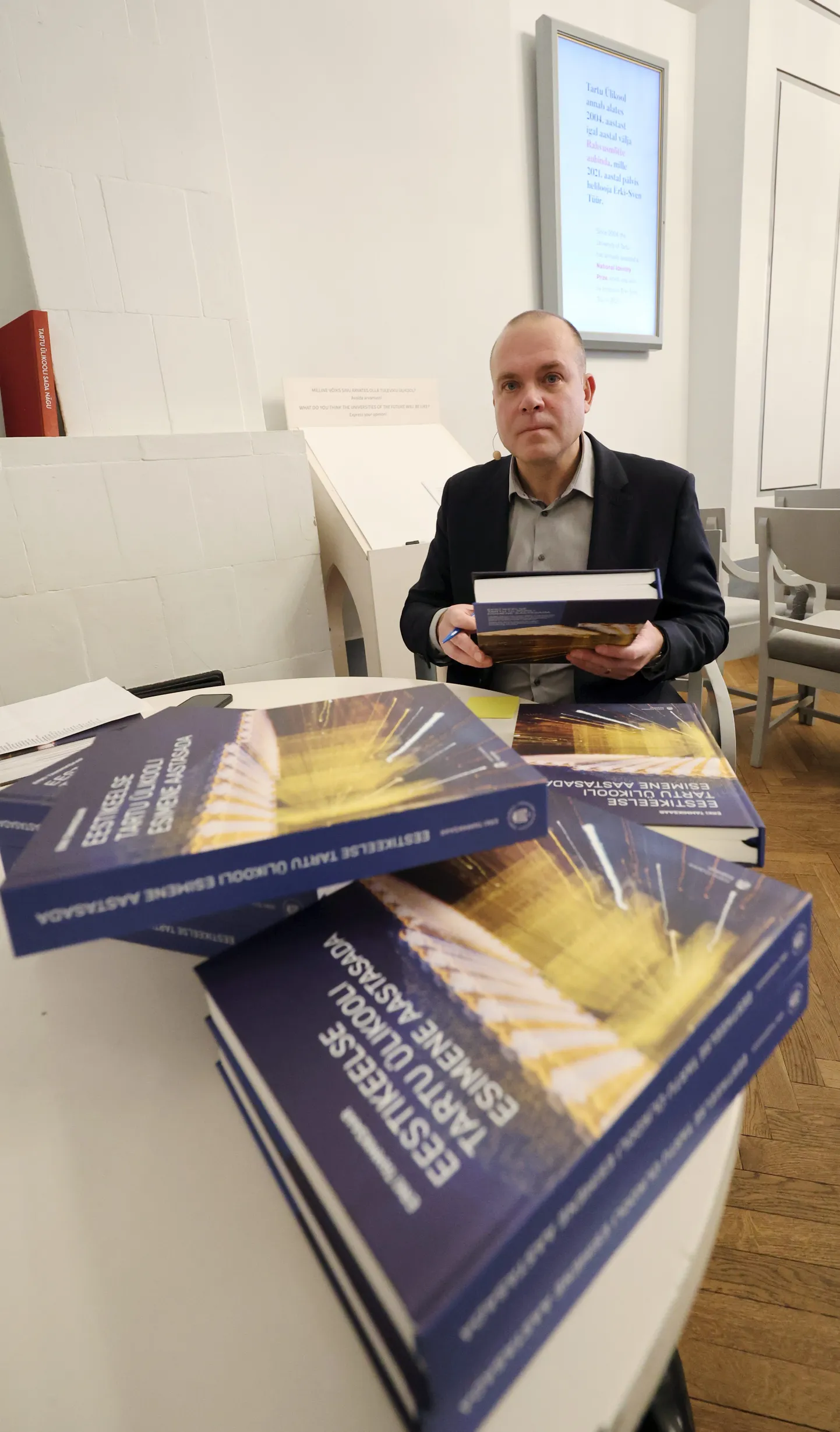 28.11.2023, Tartu
Geograafia ajaloo kaasprofessor Erki Tammiksaare raamatu "Eestikeelse Tartu ülikooli esimene aastasada" esitlus TÜ muuseumi valges saalis.
Foto Margus Ansu, Tartu Postimees