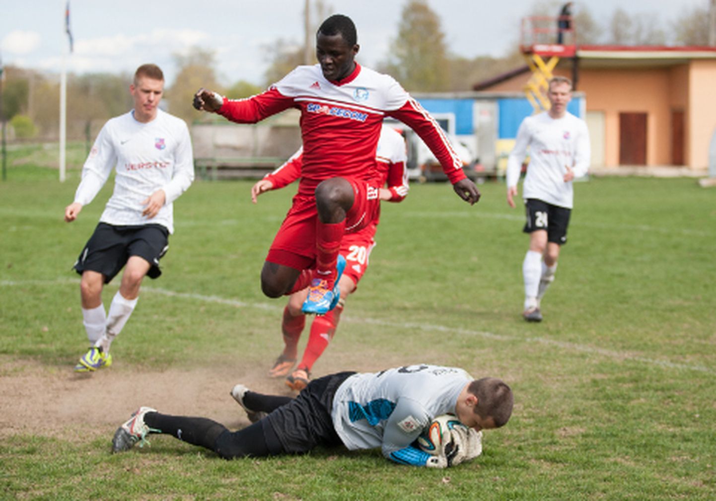 Kongolase Preche Amour Florian Mboungou mängud Jõhvi Lokomotivis on selleks korraks mängitud ja 21aastane poolkaitsja loodab jalgpallurina paremat põlve leida mujal.