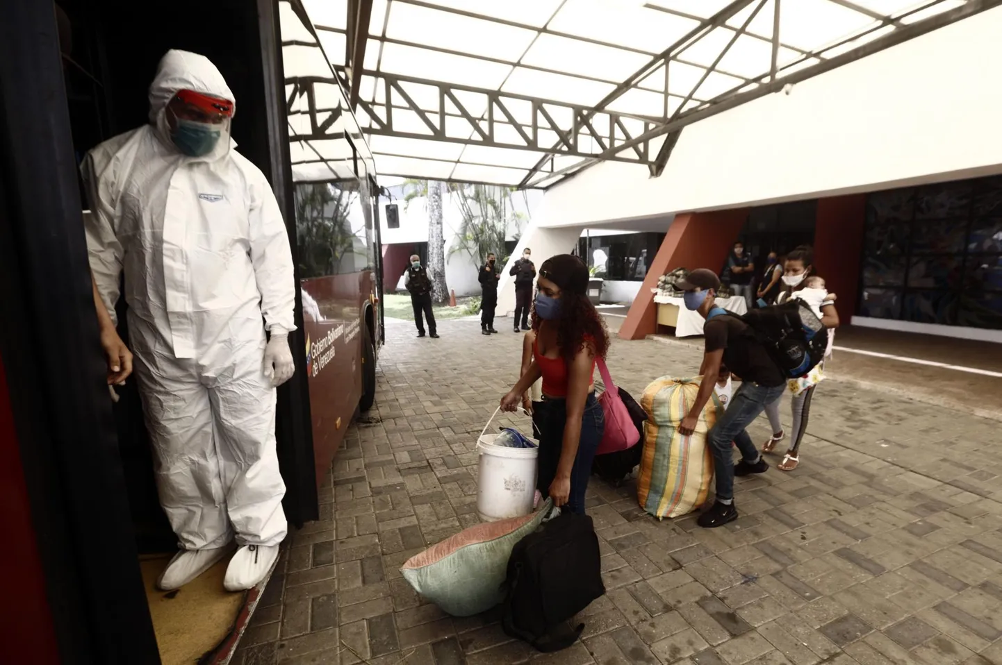 Riiki sisenedes piiril karantiini pandud Venezuela kodanikud toimetatakse bussidega kodulinnadesse.