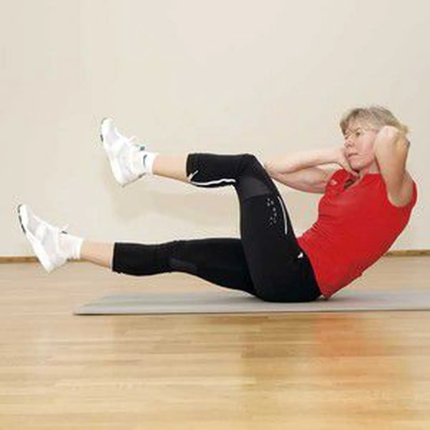 MyFitness treener Anu Otsus näitab harjutust Jalgratturi pöörded.