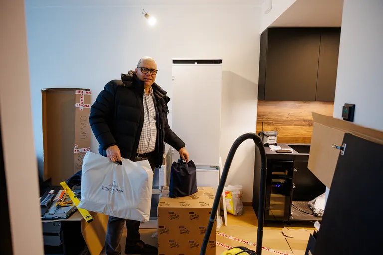 Esimesena kolis uude majja sisse ettevõtja Aare Pihelgas ning pidas seal kohe maha ka soolaleiva- ja sünnipäevapeo.