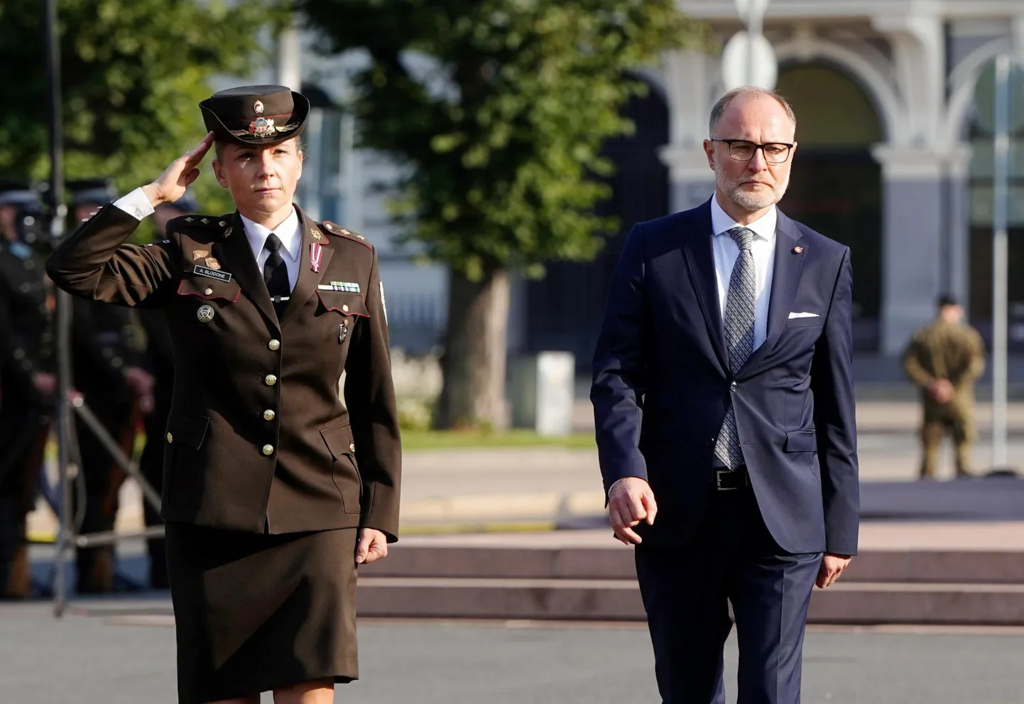 Üks, kes Antonina Bļodonelt paraadi vastu võtab, on Läti kaitseminister Andris Sprūds.