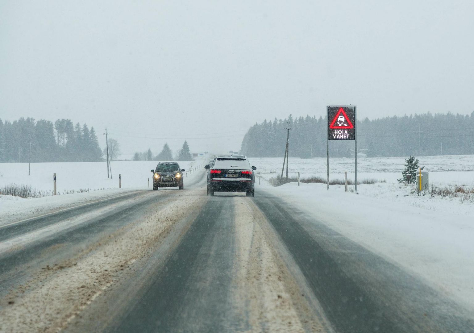 Talvised teeolud ja libedus nõuavad liikluses ettevaatust.