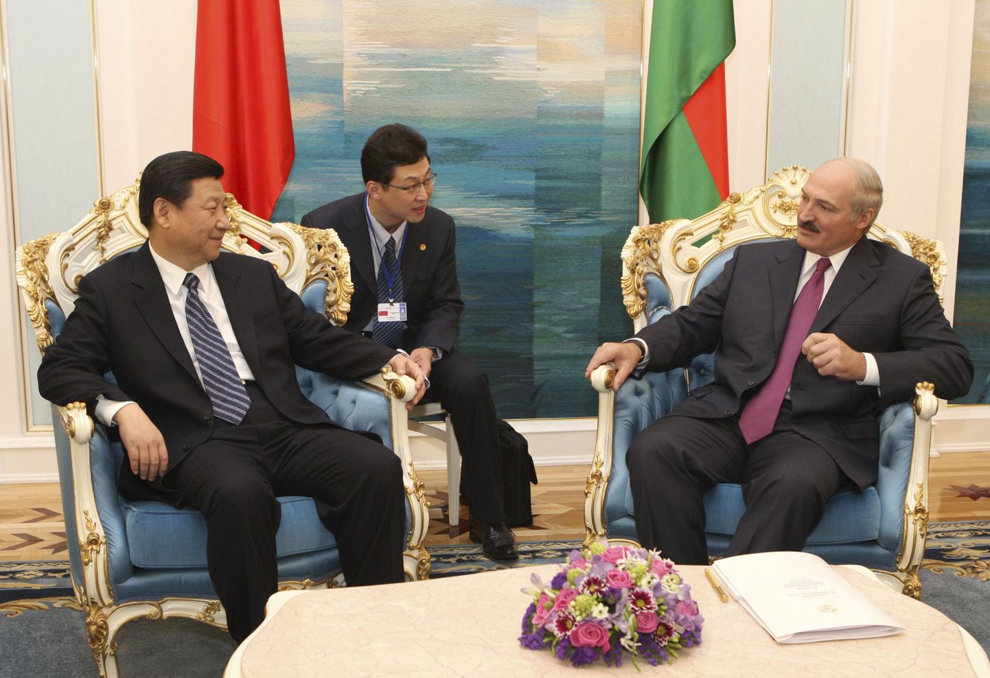Hiina asepresident Xi Jinping (vasakul) vestleb Valgevene riigipea Aleksandr Lukašenkaga Minskis.