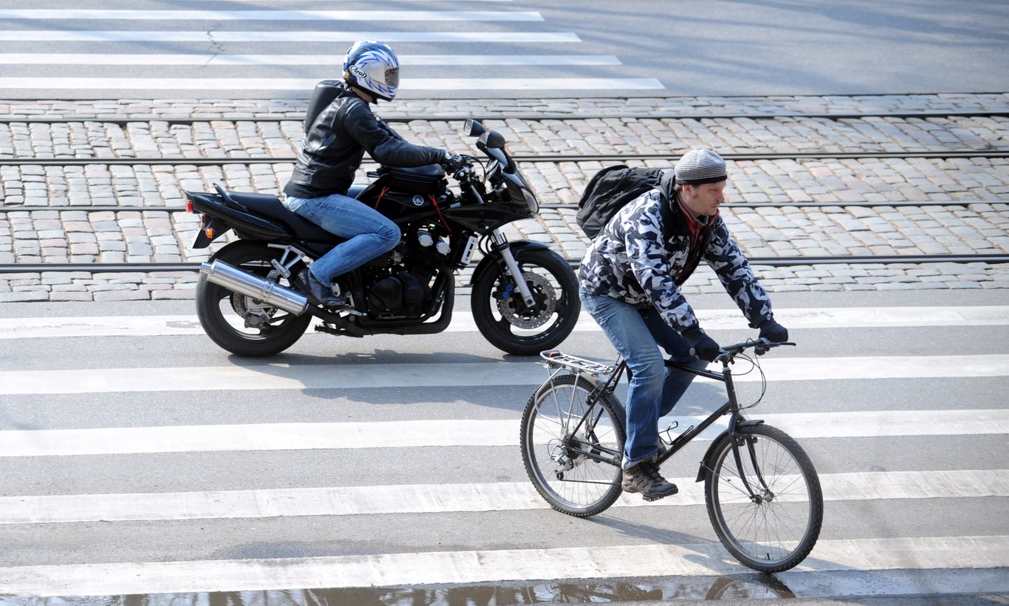 Motocikls un velosipēdists uz gājēju pārejas Zigfrīda Annas Meierovica bulvārī.