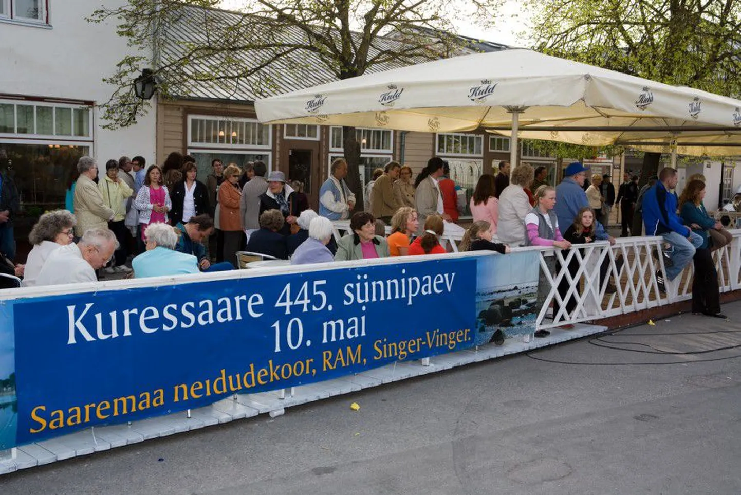 Pitsakohviku ees on väliterrass olnud juba 17 aastat ja lindudega on suur häda olnud just viimasel kolmel aastal. Irena Sargla näeb linnuprobleemi kasvu põhjusena Kudjape prügila sulgemist.