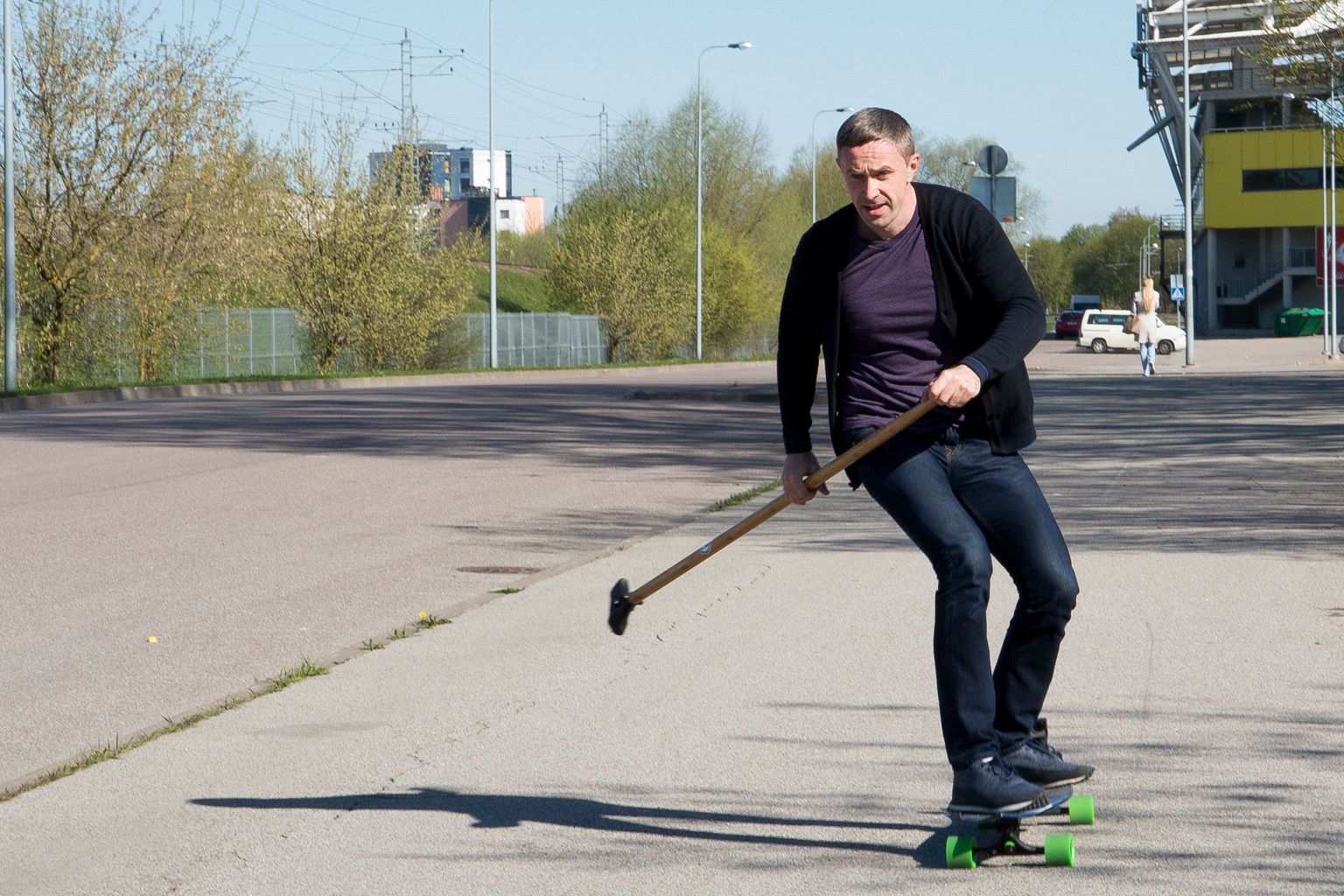 Longboard’i entusiast Aivar Lenk näitab, kuidas aeruga hoogu lükata.