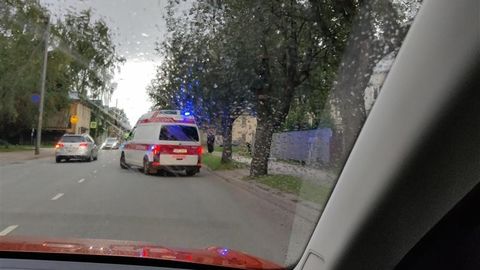 Teismeline mopeedijuht sõitis Tartus autole tagant sisse ja viidi haiglasse