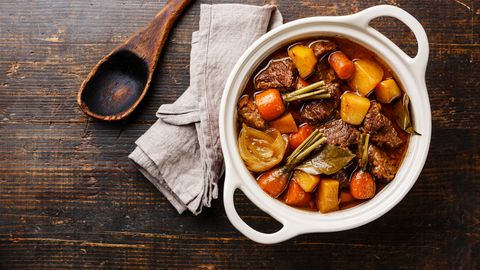 Ühe poti ime! Tummine veiselihahautis kartuli ja porgandiga
