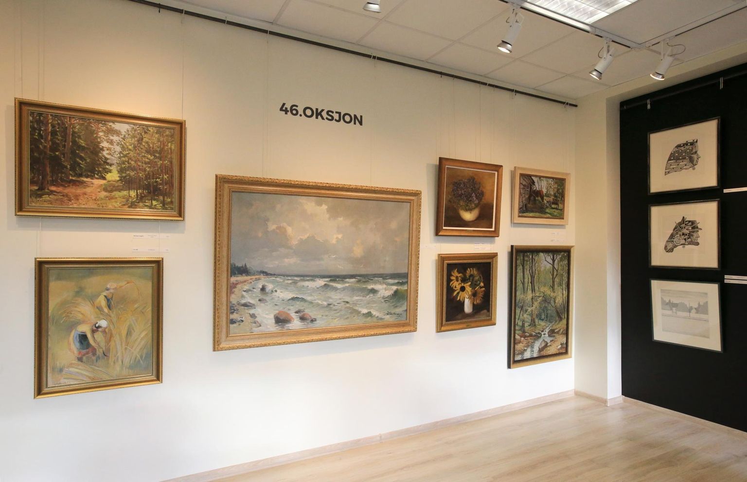 Oksjoninäituse ühe seina keskel on Richard Uutmaa 1954. aasta maal «Meri» (88 x 128 cm), alghind 21 700 eurot.