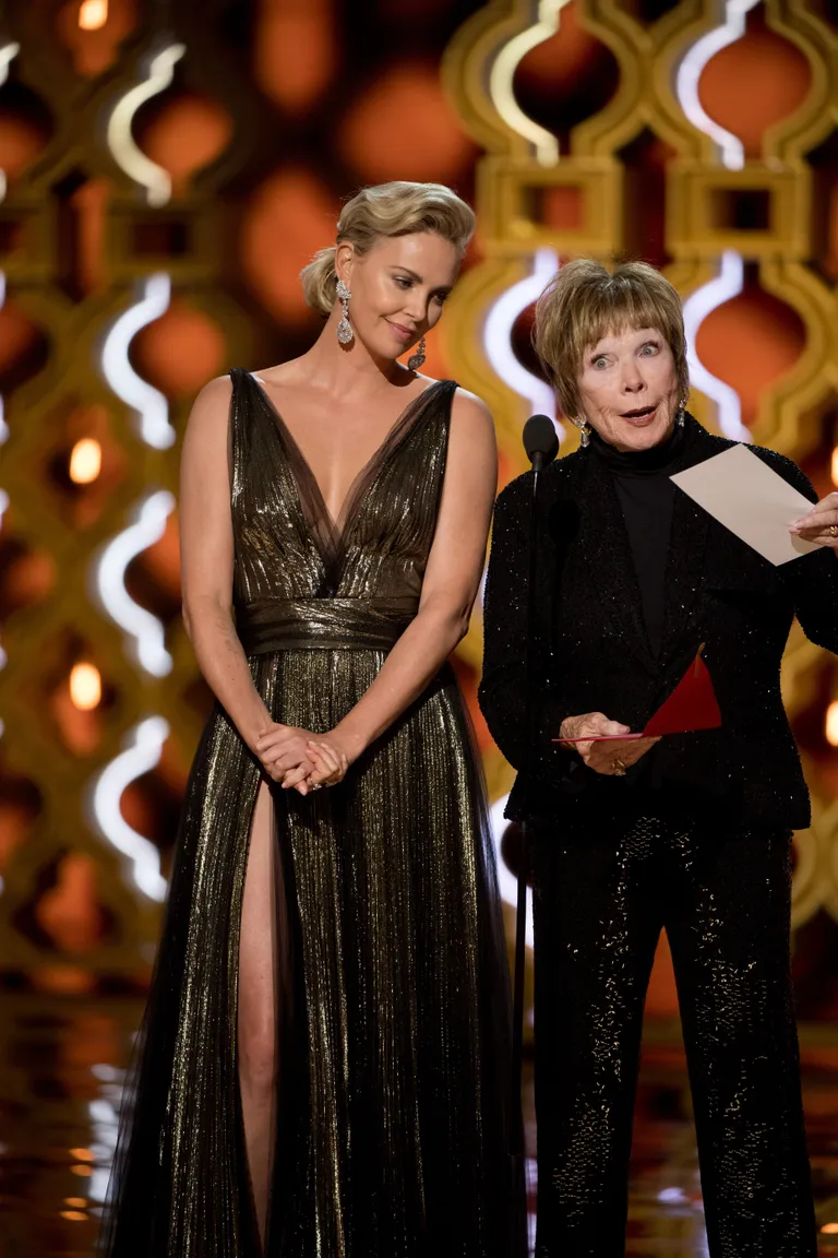 Charlize Theron ja Shirley MacLaine / Scanpix