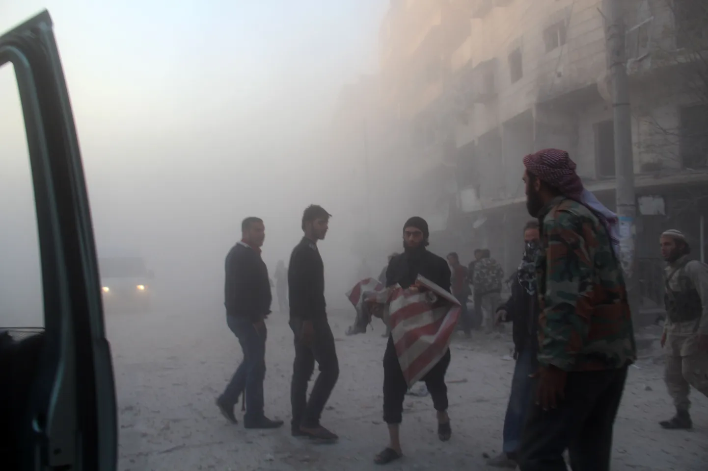 Süüria mees täna Aleppos valitsusvägede rünnaku järel surnukeha minema toimetamas.