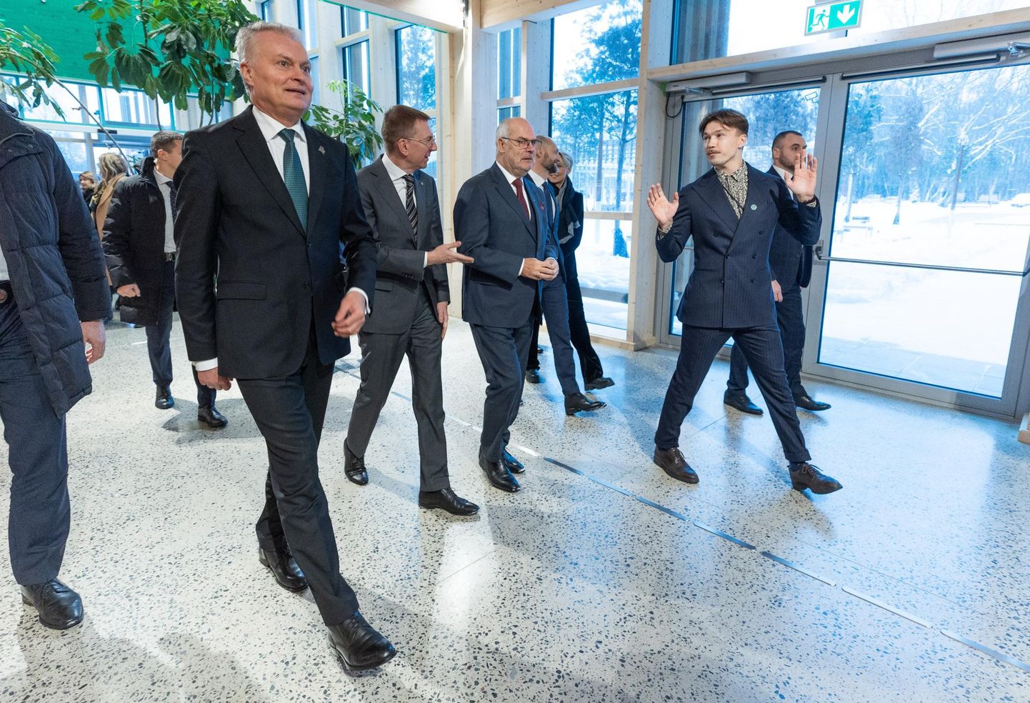 Pelgulinna gümnaasiumi saabudes tegid Leedu president Gitanas Nausėda (vasakult), Läti president Edgars Rinkēvičs ja Eesti president Alar Karis esmalt koolis ringkäigu.