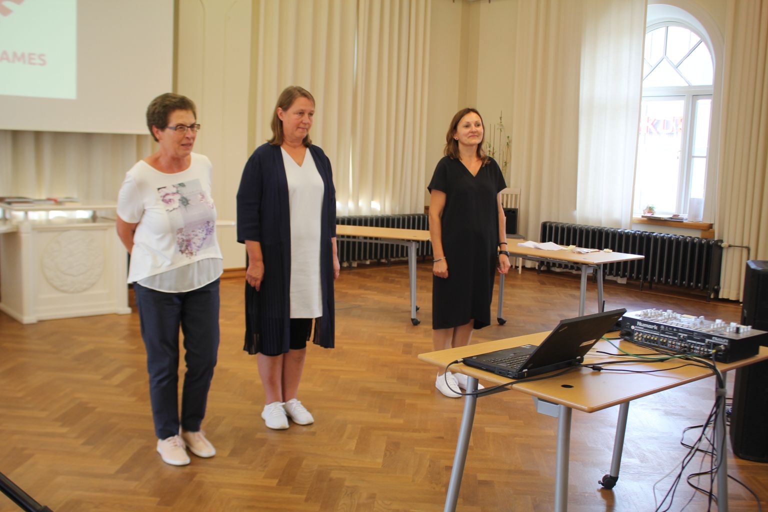 Õpetajad Heli Prii (vasakult), Tiina Kivimäe ja Eve Krais on väikeste kodu-uurijate konverentsi eest vedanud juba mitmeid aasteid.