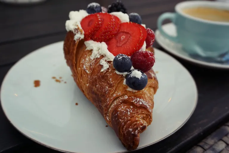 Magustoit,
millele ei saanud
kätt ette panna: vahukoore ja marjadega croissant.