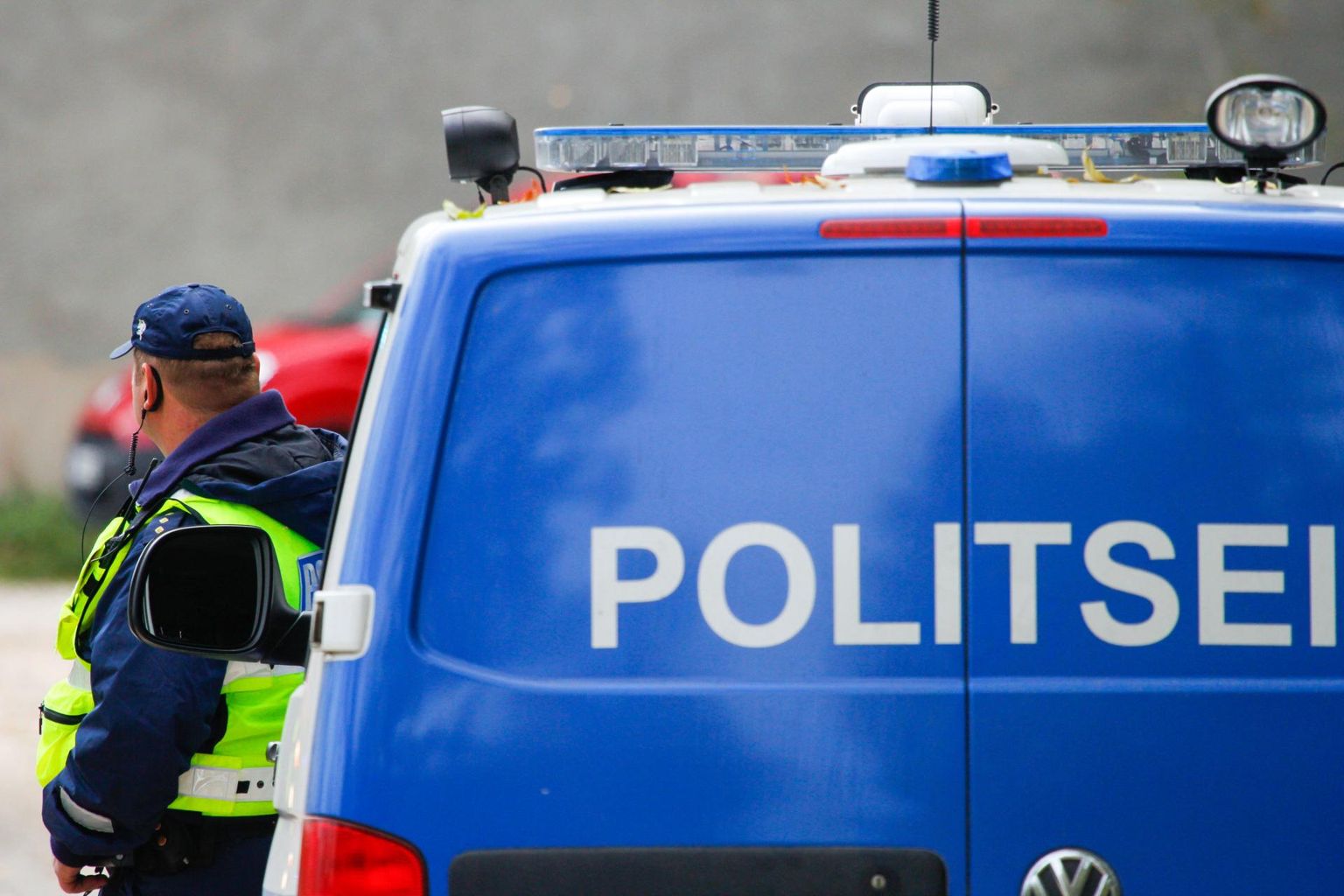 Partullide sündmuskohale jõudmise hetkeks oli 40-aastane mees relvaga vehkinud pensionäri omal jõul kinni pidanud. Eakas mees anti politseile üle, kes toimetas ta Tartu vanglasse.