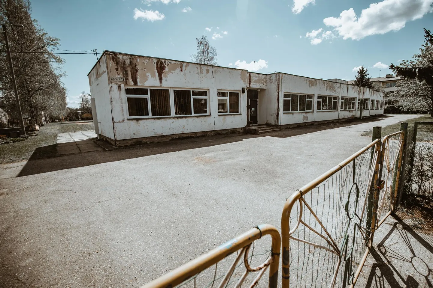 Vändra Rukkilille lasteaias käib sadakond kasvandikku. Sees on küll uuendusi tehtud, kuid fassaad ja katus on lasteaia direktori Jaana Novikovi sõnutsi amortiseerunud.