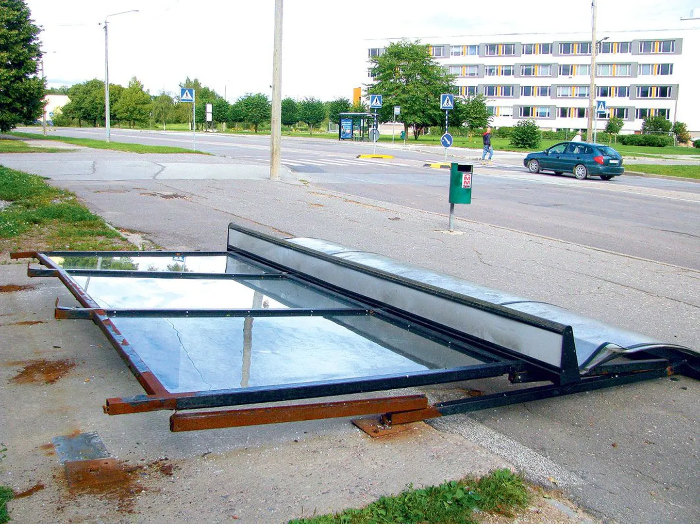 Annelinna gümnaasiumi peatuse ootekoda laupäeval.