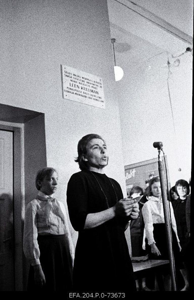 Сестра Леэн Кулльман Ану Кулльман выступает на открытии памятной доски Герою Советского Союза Л.Кулльман в Тарту. 10.05.1967