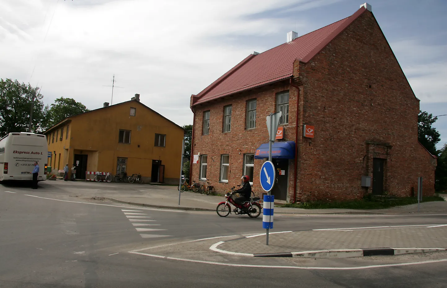 Koos esiplaanil oleva postimaja ja taamal paistva endise politseimajaga kujundatakse uueks terve aleviku keskus.