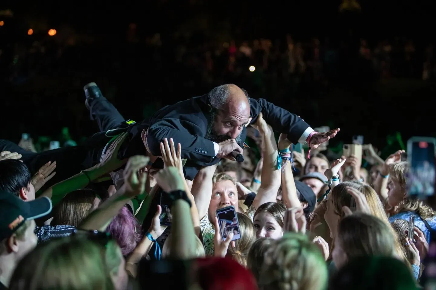 Marko Veisson publiku kätel surfamas. Puuluup sai Viljandi pärimusfestivali publikurekordi tiitli üheks päevaks enda kätte.