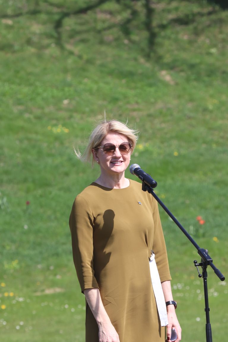 Välisminister Eva-Maria Liimets pidas botaanikaaias kõnet.
