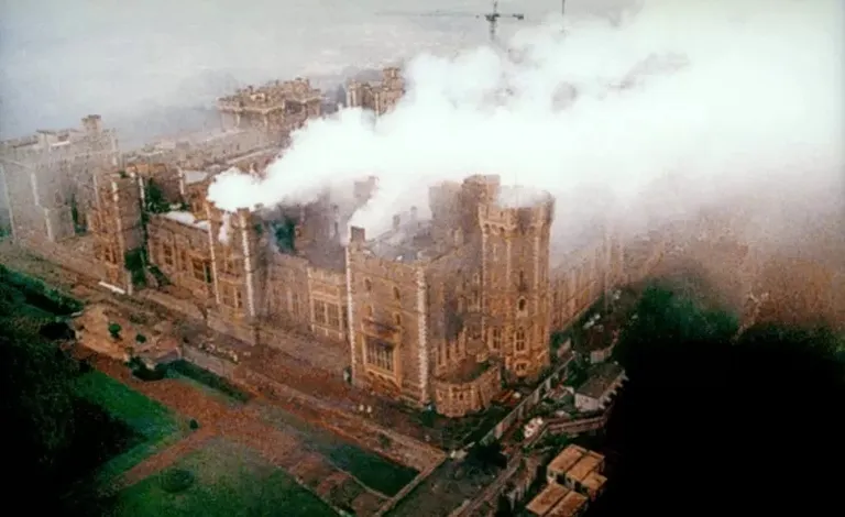 Пожар в Виндзоре стал одним из трагических событий "ужасного года" в жизни королевы
