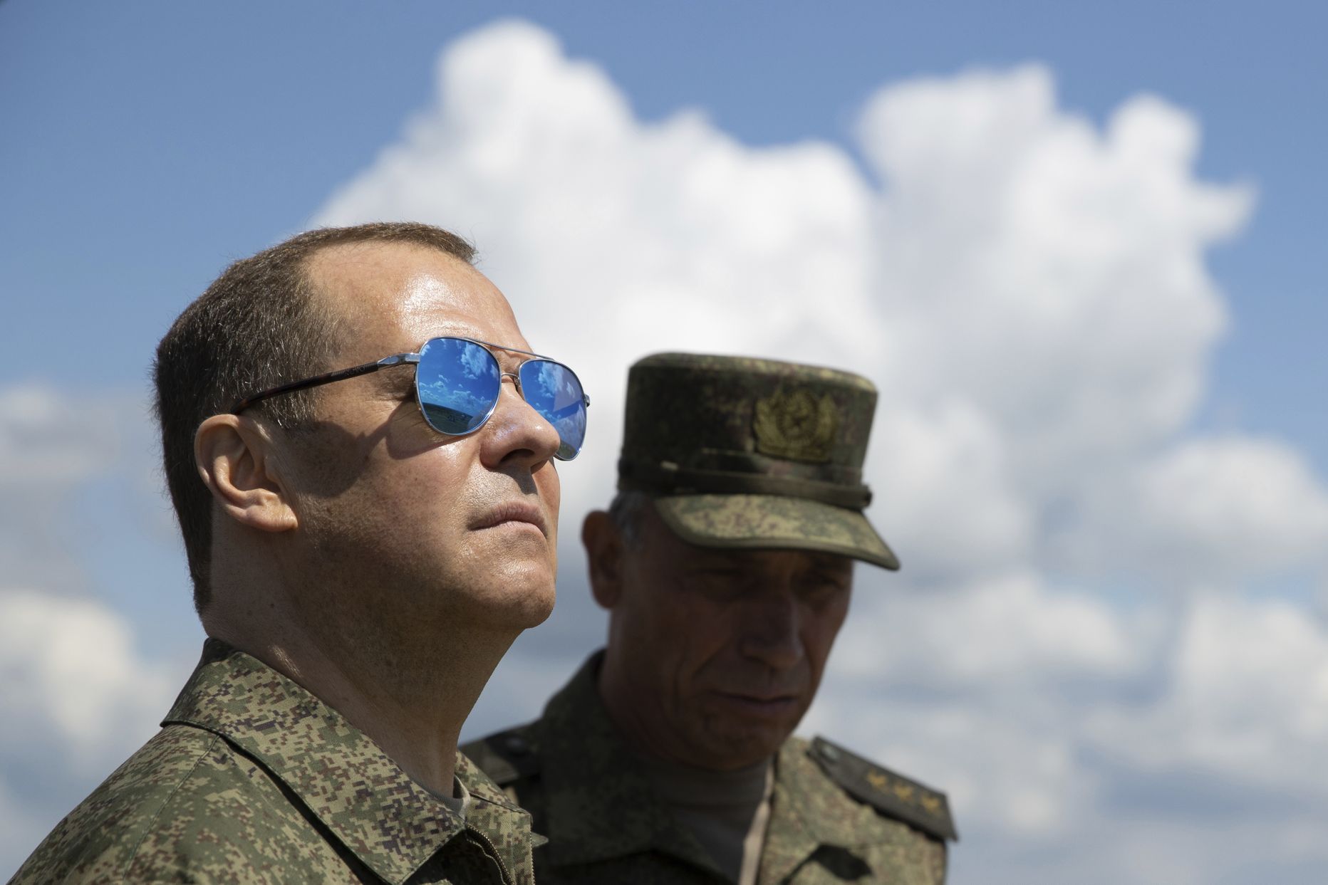 Бывший президент России Медведев наблюдает за обучением солдат.
